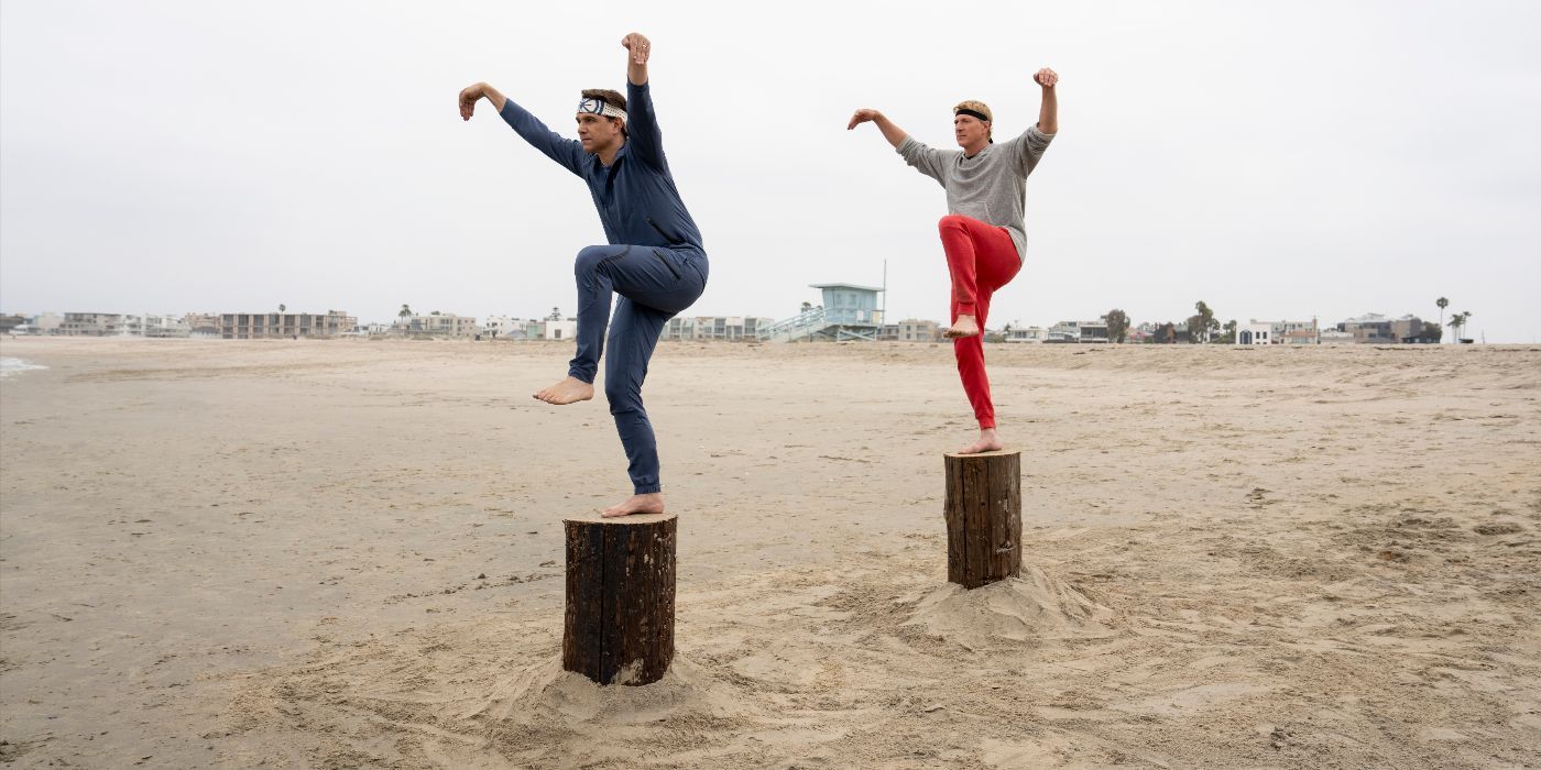 Daniel Larusso e Johnny Lawrence Balance em tocos de árvores na praia em Cobra Kai