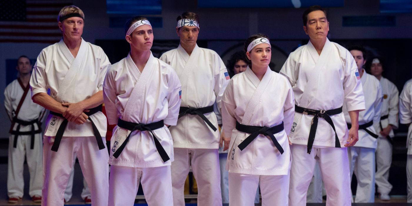 Johnny Lawrence, Chozen e seus alunos ficam em Gis White Karate em Cobra Kai, temporada 6, parte 3