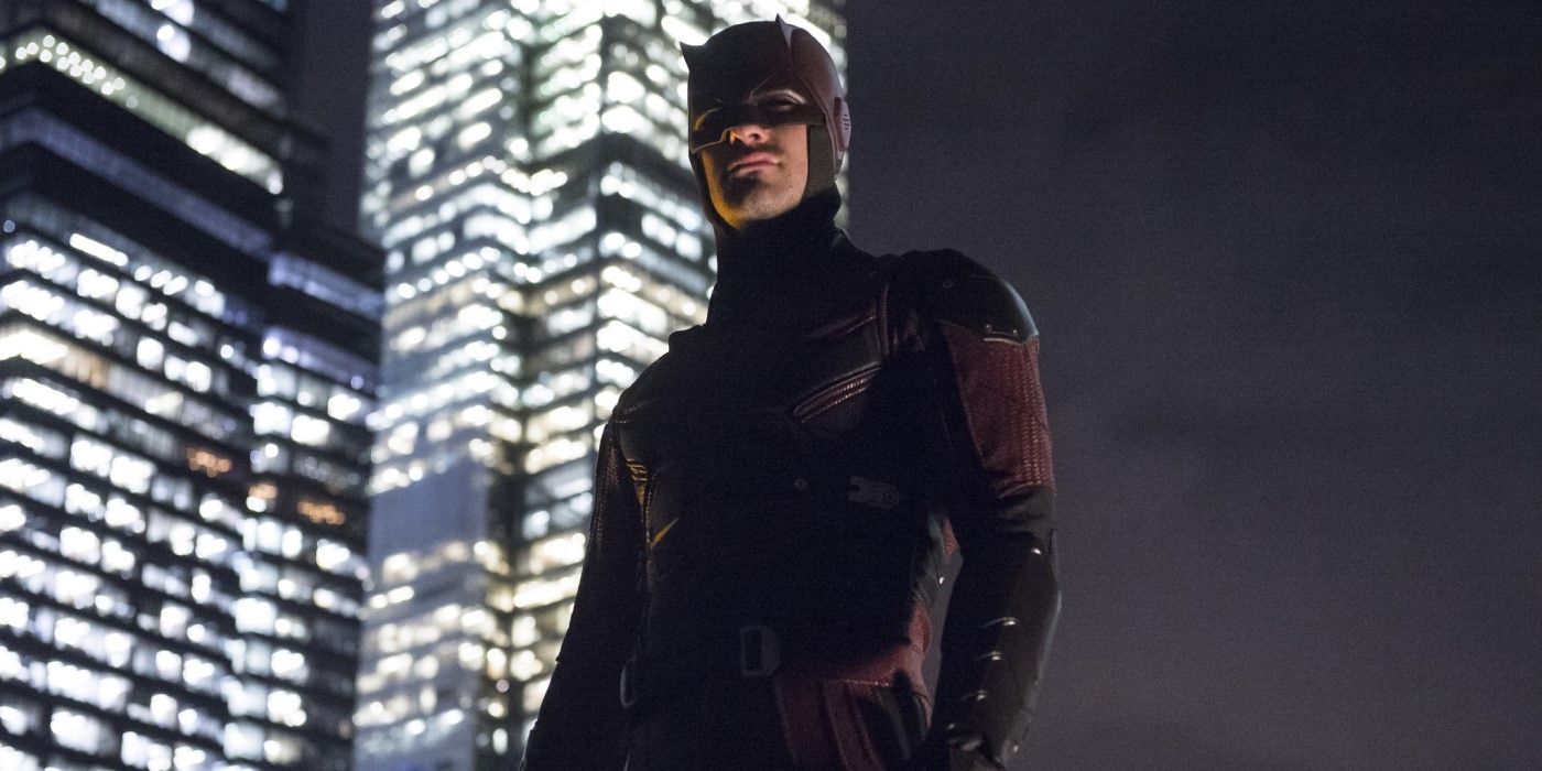 Daredevil bir çatı üzerinde duruyor.