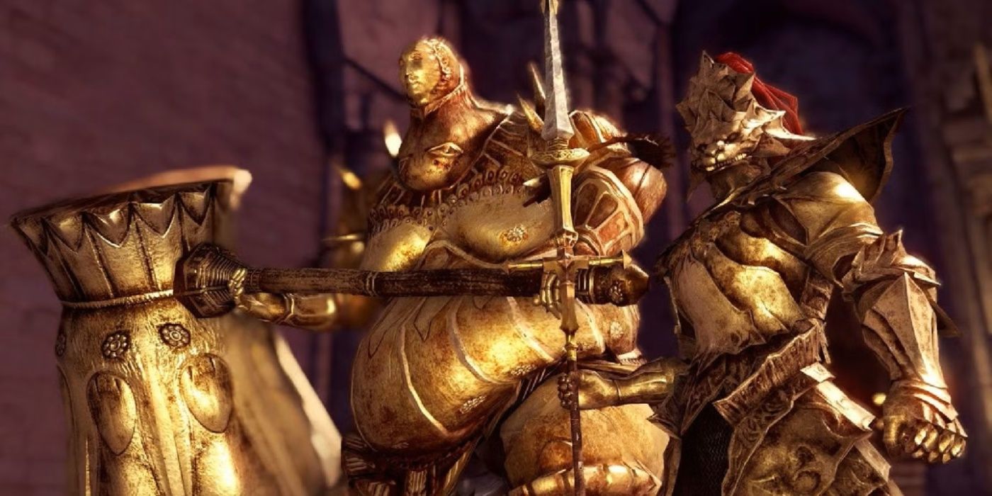 Ornstein e Smough em pé juntos em sua armadura dourada em almas sombrias.