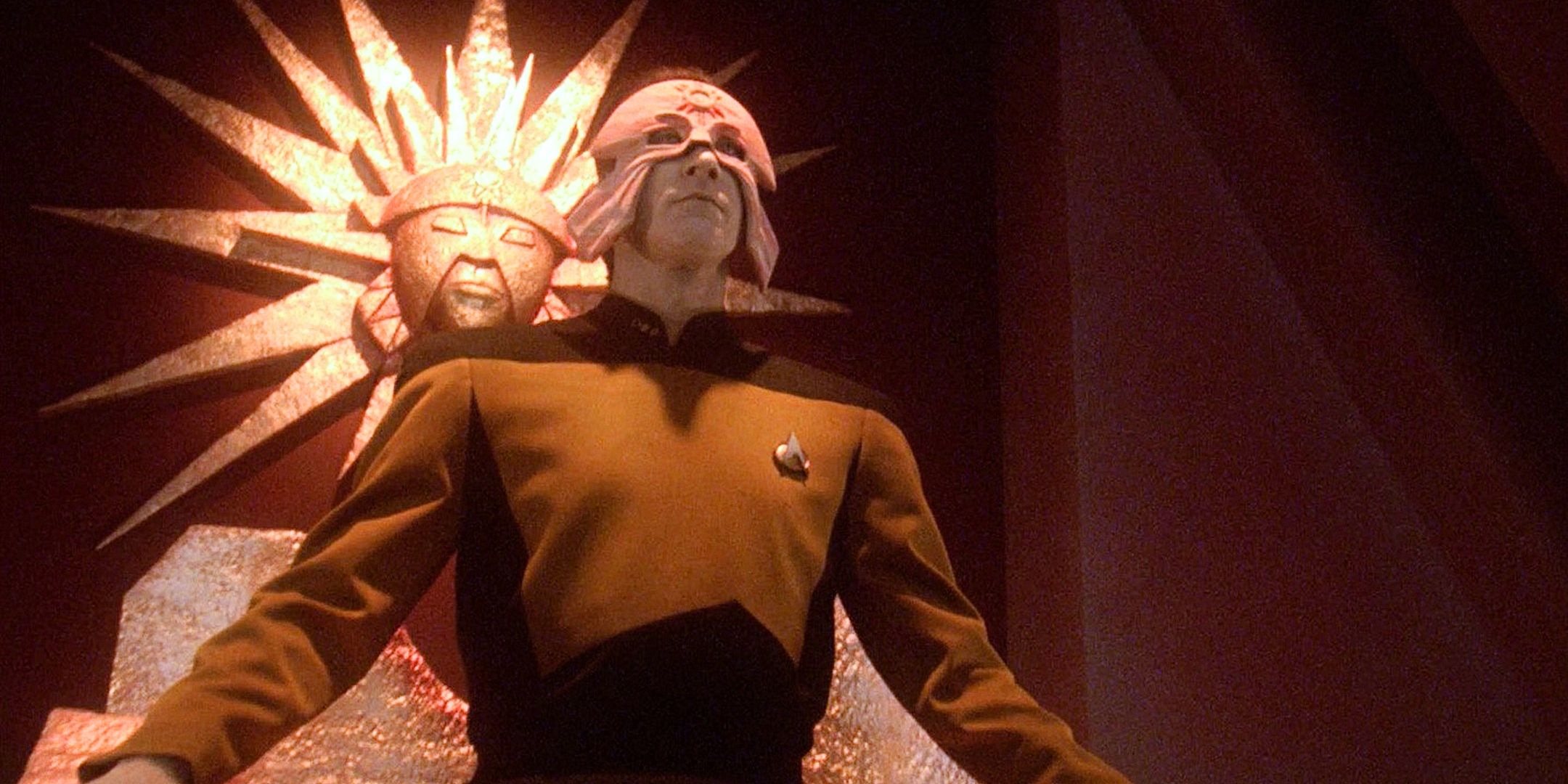 Star Trek'ten bir güneşin önünde bir tahtta oturan bir seramik maske giyen üniformalı veriler Yeni Nesil