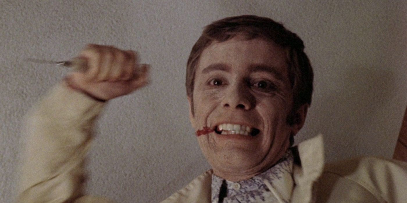 Un degradante Andy (Richard Backus) empuña una hoja en Deathdream.