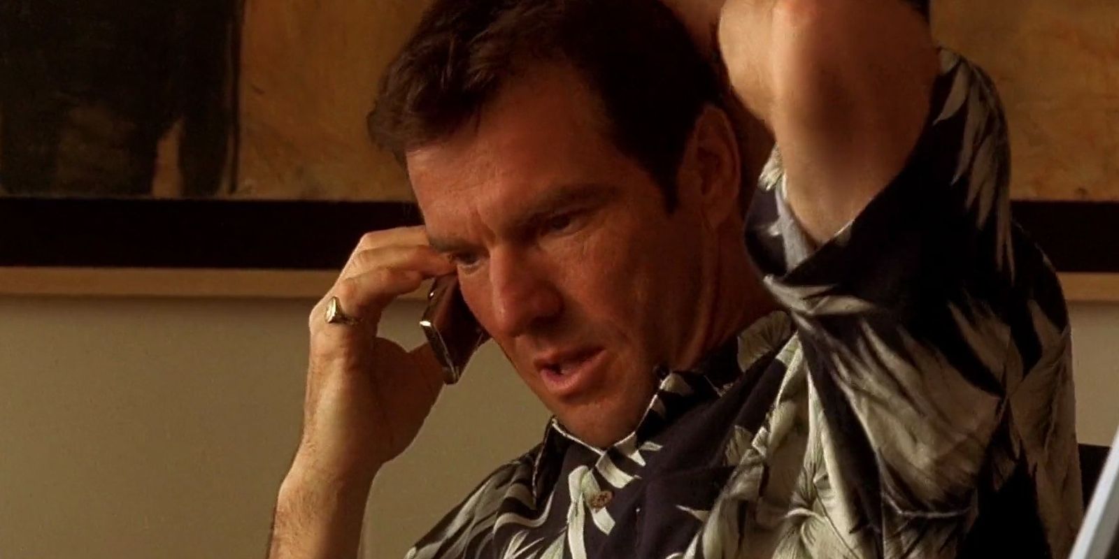 Dennis Quaid fala ao telefone no trânsito