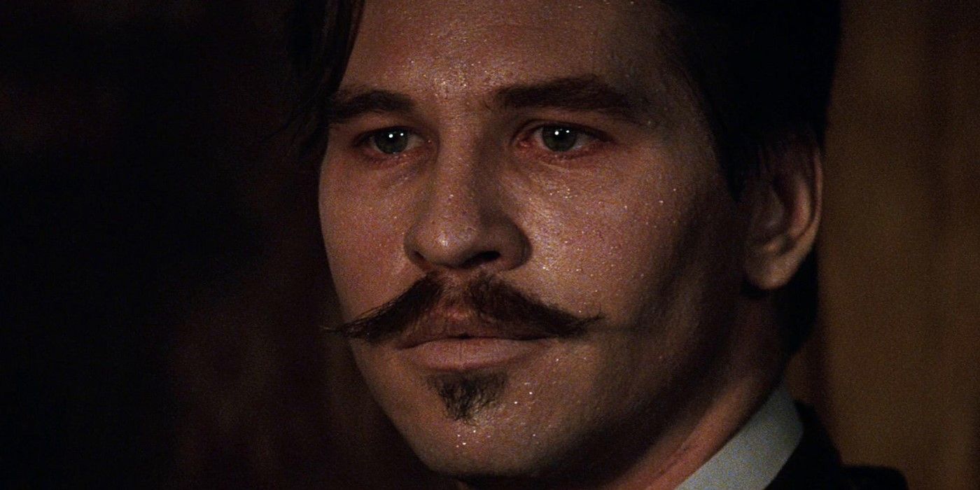 Doc Holliday (Val Kilmer) em um salão