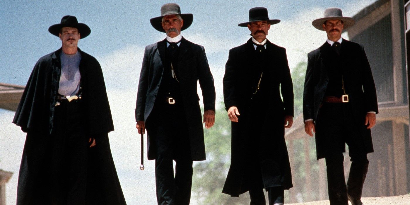 Doc Holliday (Val Kilmer), Virgil Earp (Sam Elliott), Wyatt Earp (Kurt Russell) e Morgan Earp (Bill Paxton) em Tombstone