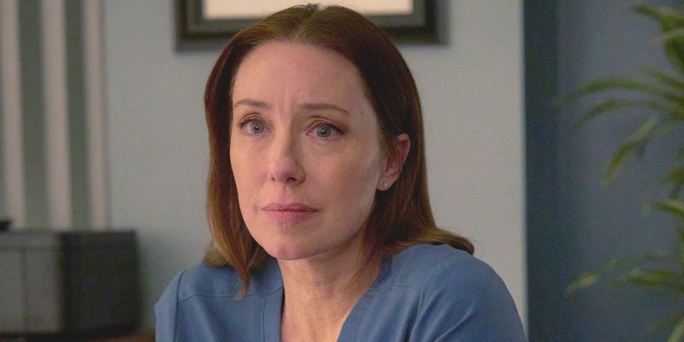 Close-up de Amy Larsen, interpretada pelo ator Molly Parker, vestindo Scrubs Blue no programa de TV da Fox Doc Doc