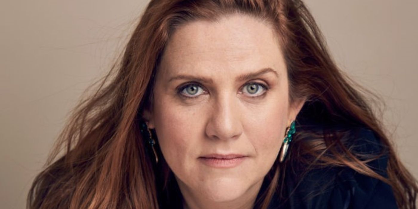 Un cierre del actor Donna Lynne Champlin con una blusa negra