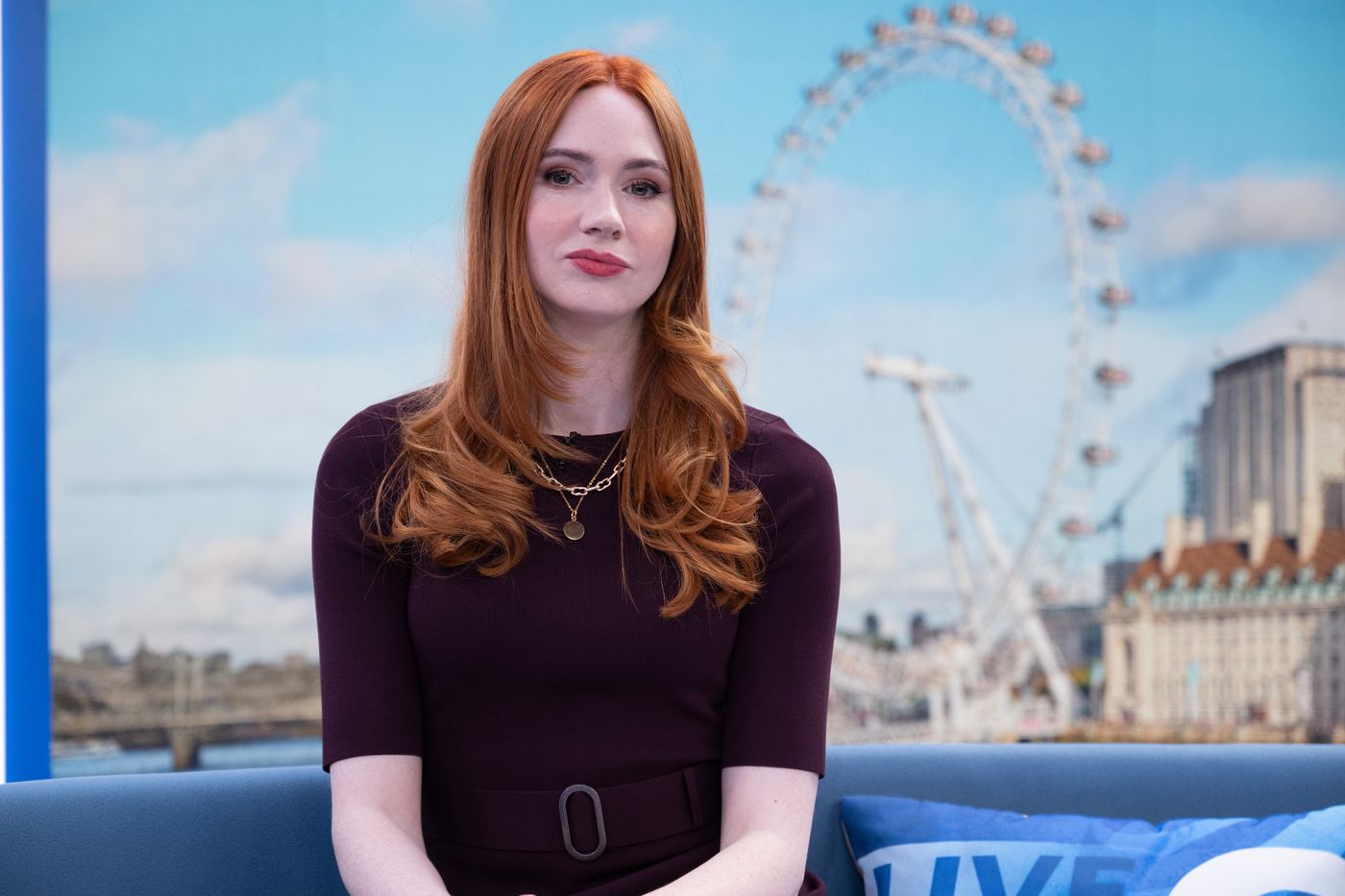 Madeline (Karen Gillan) vestindo um vestido preto na frente de um cenário de Londres em Douglas é cancelado