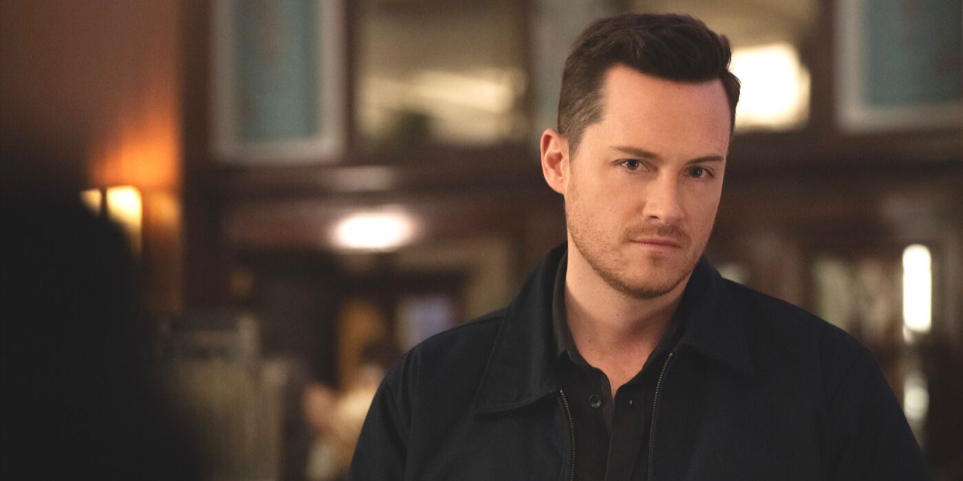 Wes Mitchell, Jesse Lee Soffer tarafından oynanan, FBI'da siyah blazer ve siyah gömlek giyiyor: International