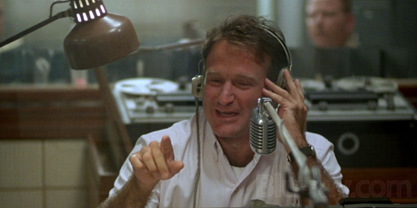 Robin Williams como aviador de segunda classe Adrian Cronauer do Good Morning, Vietnã