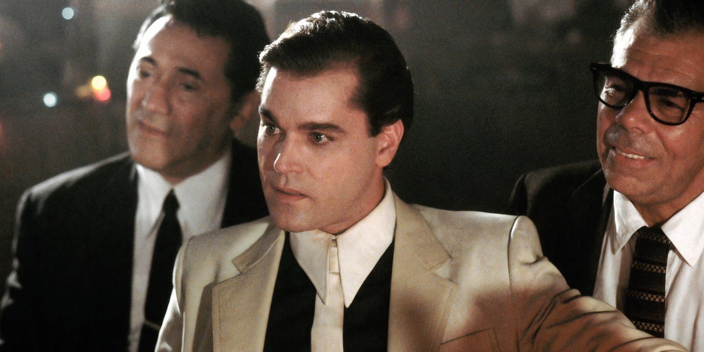 Henry, Tommy'nin Goodfellas'ta bir şaka anlatmasını dinliyor.