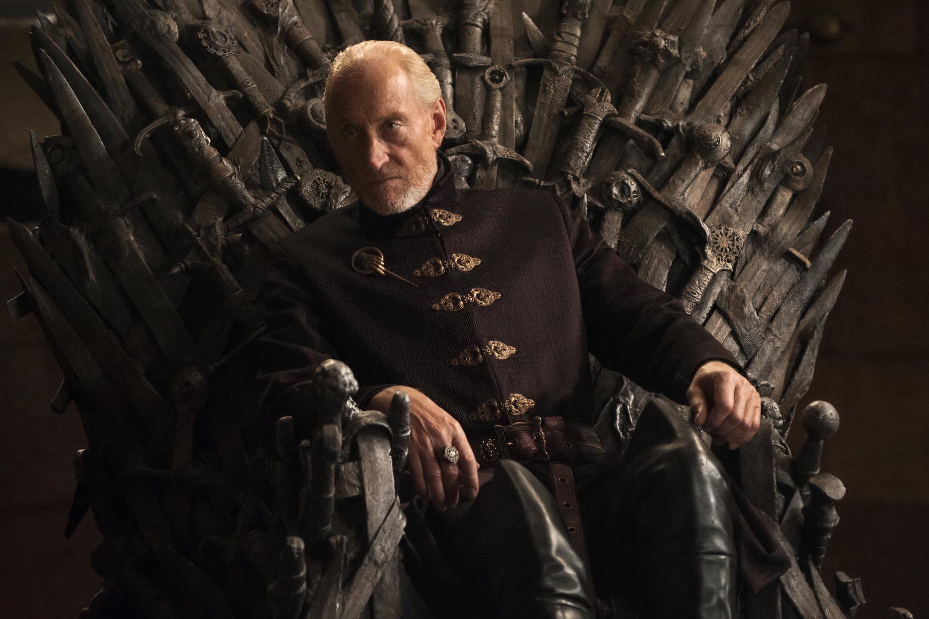 Tywin Lannister sentado en el Trono de Hierro en Game of Thrones