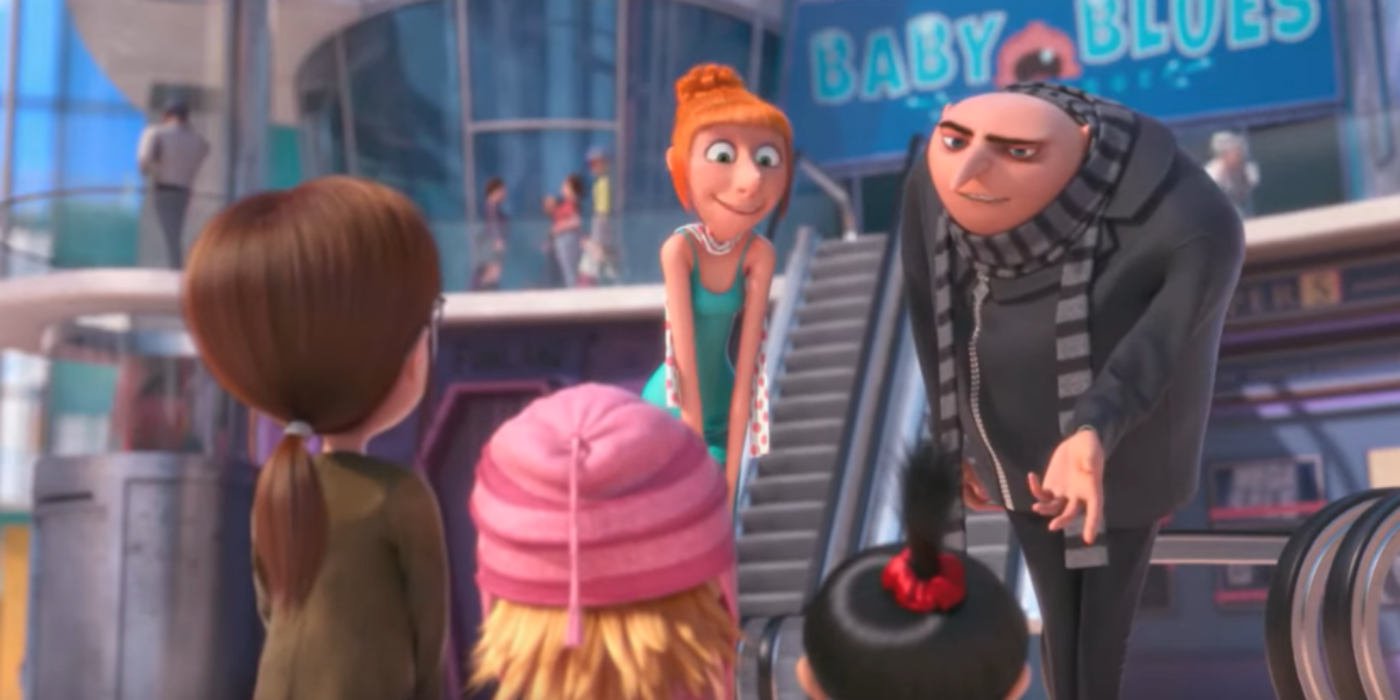 Gru está apresentando Lucy a Edith, Agnes e Margo em Despicable Me 2.