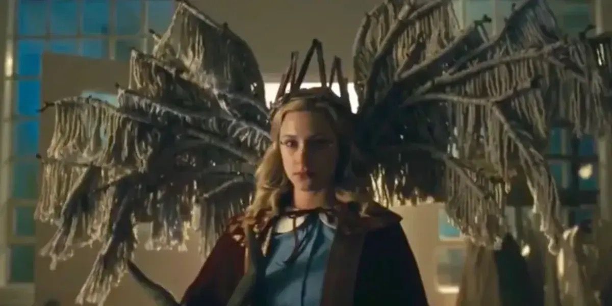 Betty Cooper como a rainha do Gryphon da 3ª temporada de Riverdale