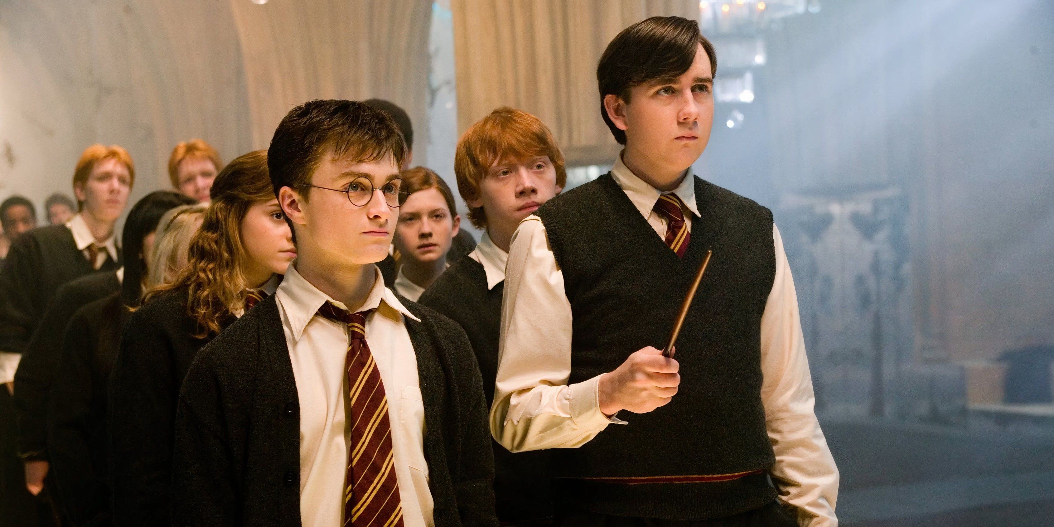 Harry Potter ve Neville Longbottom pratiği Phoenix'in sırasına göre büyüler.