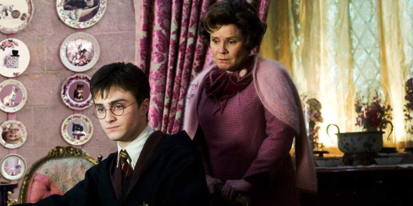 Umbridge vigia o castigo de Harry em Harry Potter e a ordem do Phoenix.