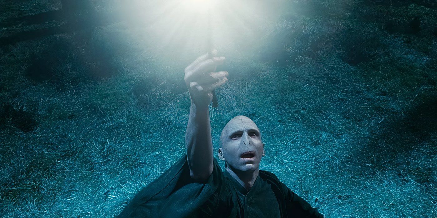 Voldemort coloca as mãos na varinha mais velha no final de Harry Potter e nas Relíquias da Morte Parte 1.