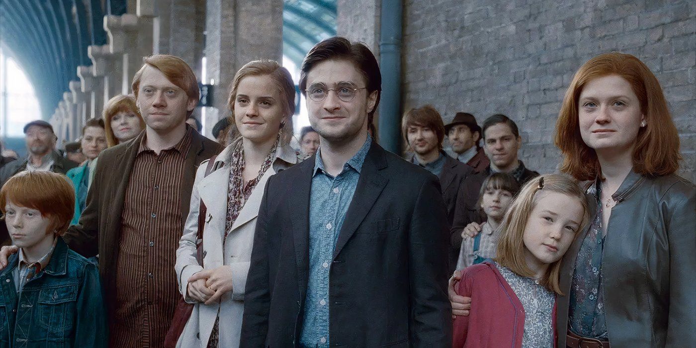 Harry, Ron, Hermione ve Genç Potter ve Weasley Kids, gelecek nesil Hogwarts'a giderken izliyor.