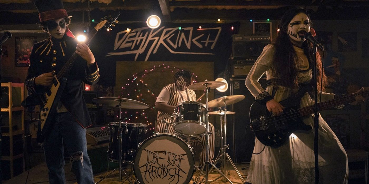 Dylan (Emjay Anthony), Jordan (Chiara Aurelia) y Spud (Kezii Curtis) rockean en Hysteria!