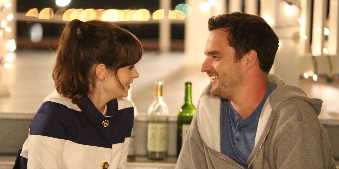 Jess (Zooey Deschanel) ve Nick (Jake Johnson) yeni kızda birbirlerine gülümsüyorlar.