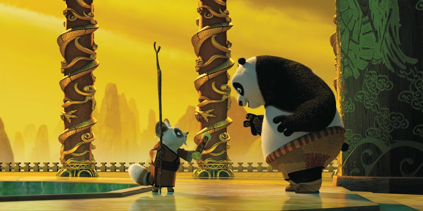 O Mestre Shifu segura o dragão Roll para Po em Kung Fu Panda.