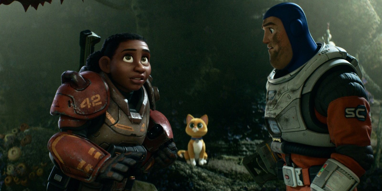 Buzz (Chris Evans), Izzy (Keke Palmer) ve Disney'in 2022 filmi Lightyear'da Sox