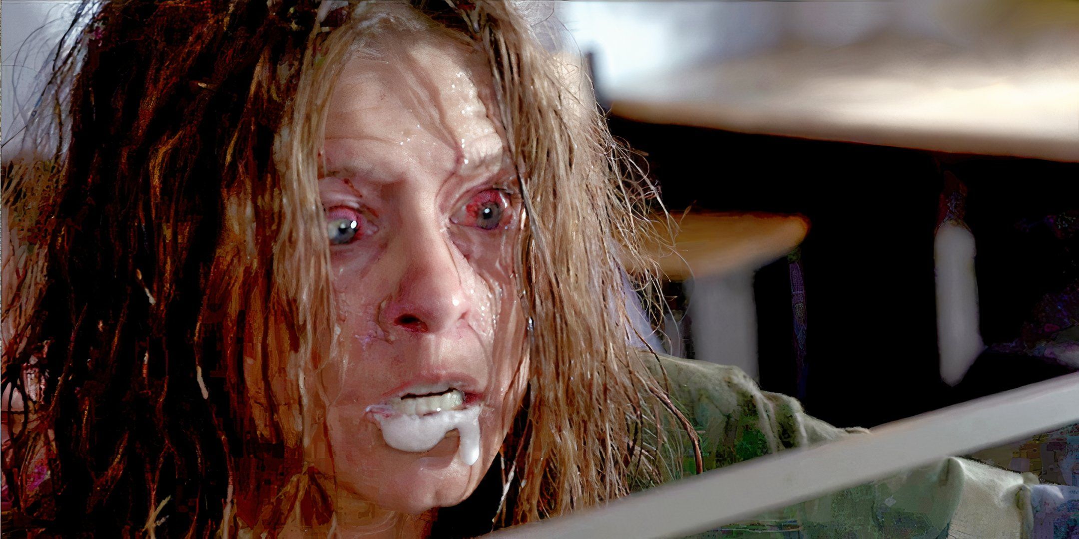 Un primer plano de Liz Foley infectada con rabia, espumando por la boca con los ojos saltones en el episodio 