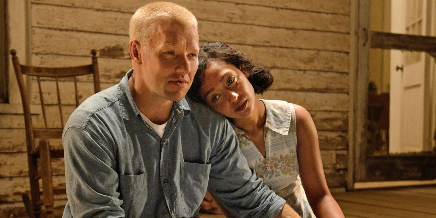 Joel Edgerton e Ruth Negga como Richard e Mildred Loving sentados em uma varanda em amor