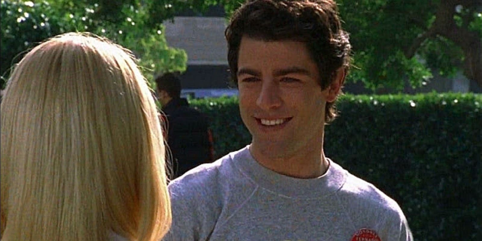 Max Greenfield como um jovem Sandy Cohen do OC