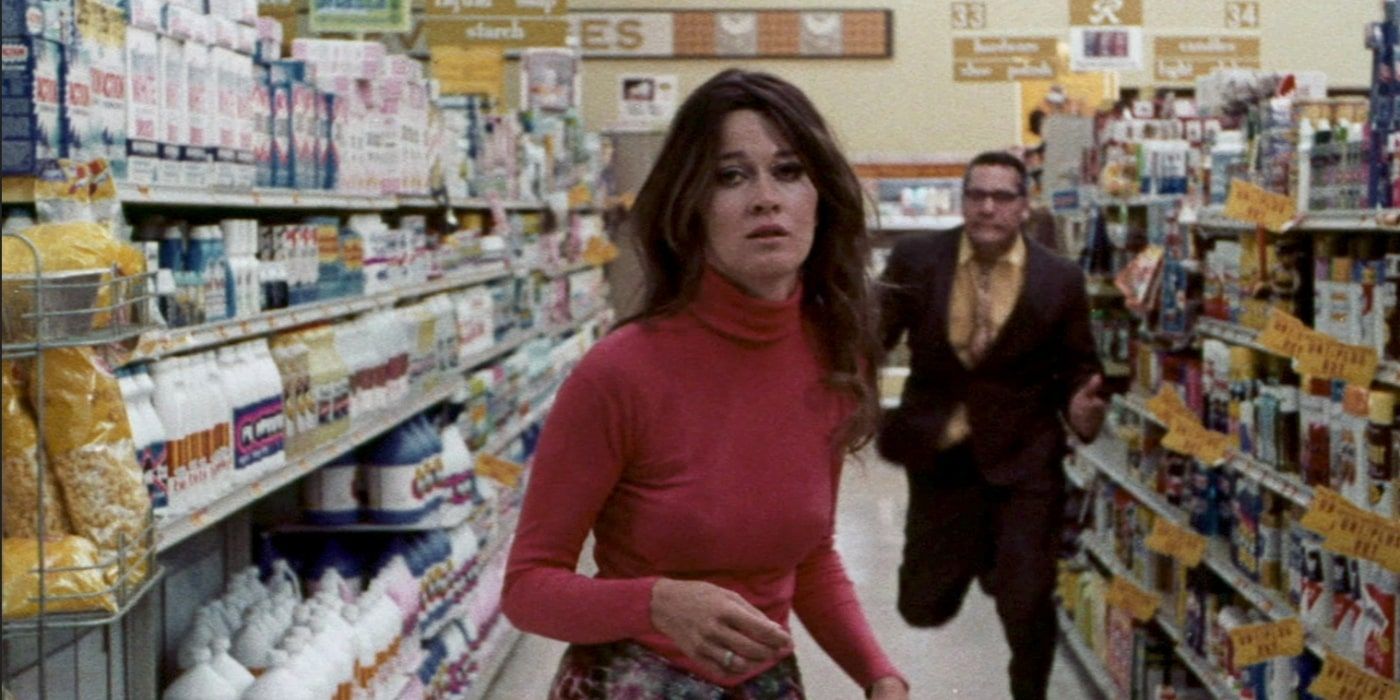 Un zombie persigue a Laura (Anitra Ford) a través de un supermercado en Messiah of Evil.