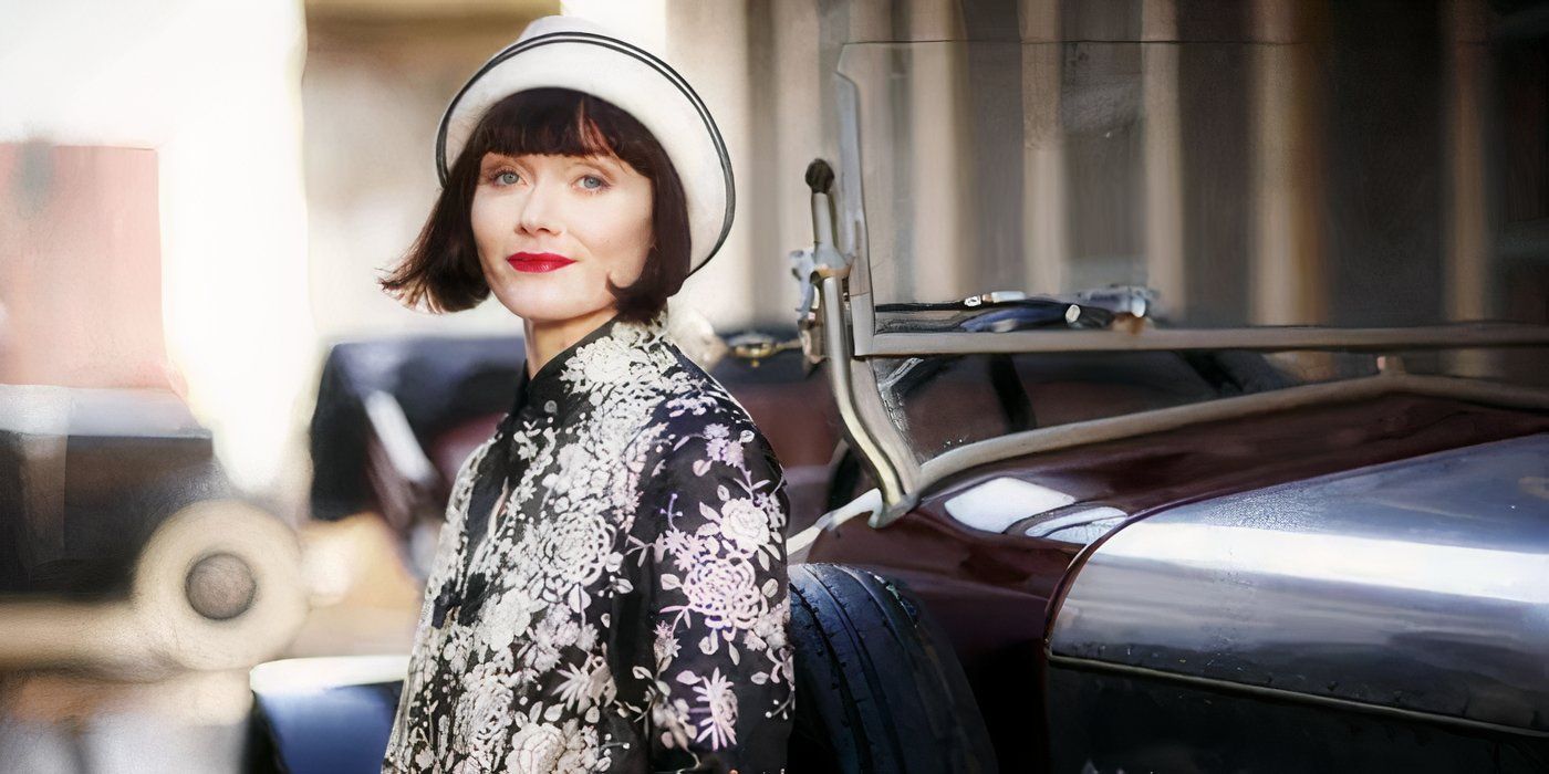 Phryne en frente de un auto en Miss Fisher's Murder Mysteries