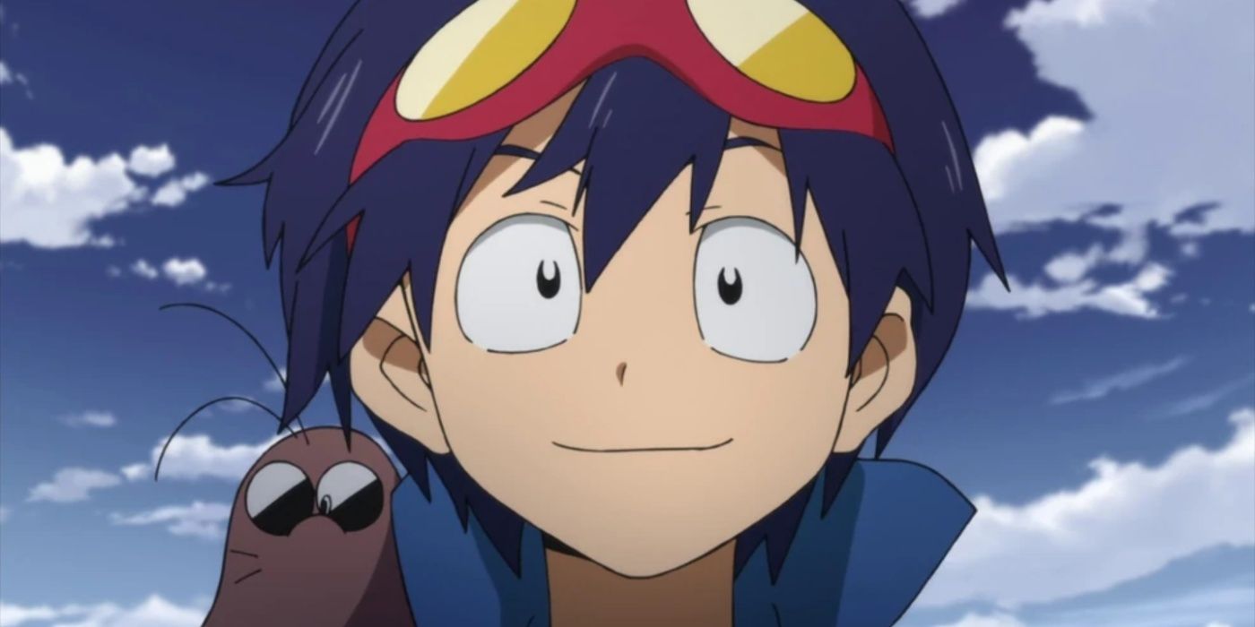 Simon sorri contra um céu azul com algumas nuvens em Gurren Lagann.