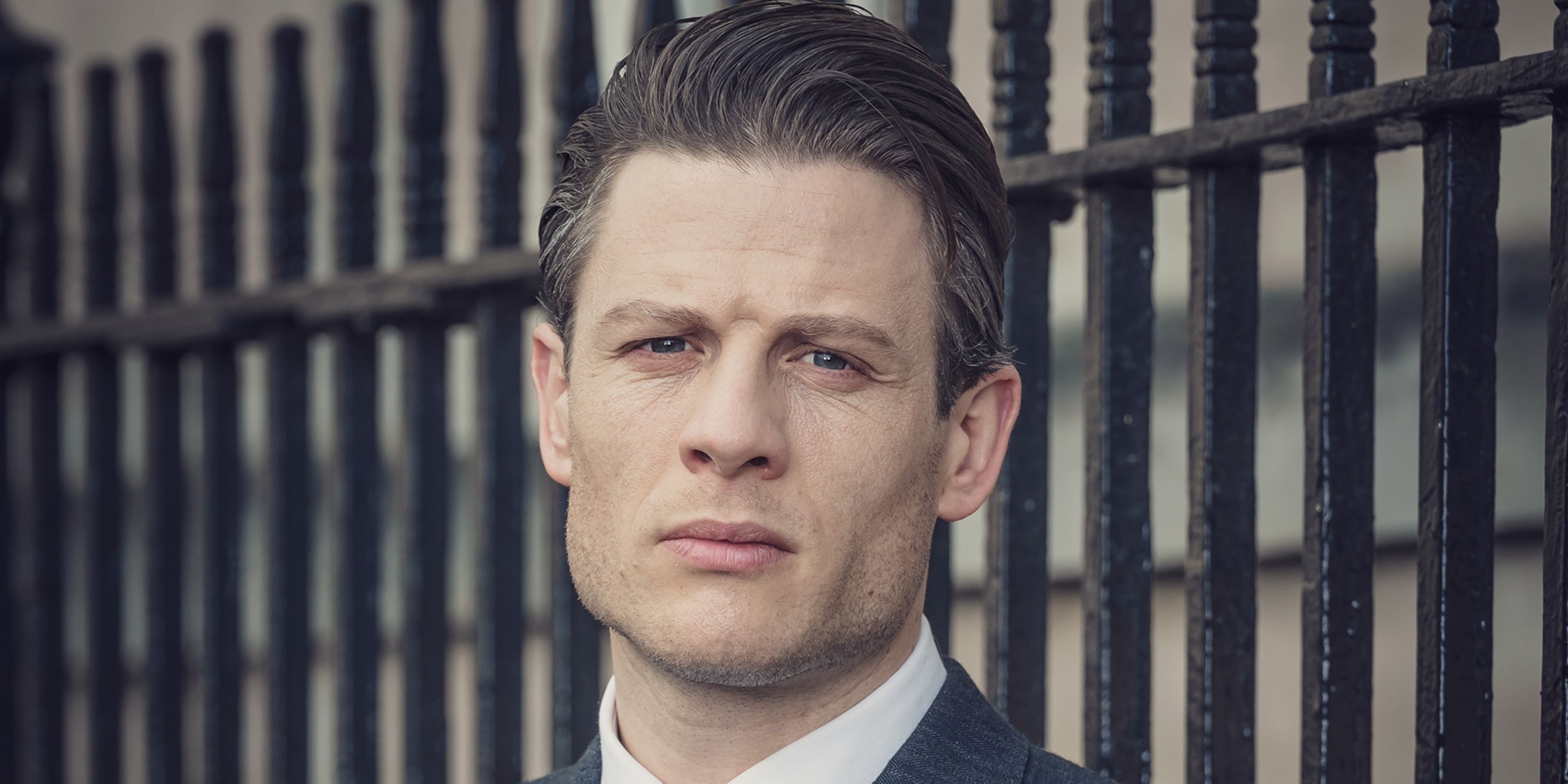 James Norton, Christine Keeler'in denemesinde kameraya bakıyor