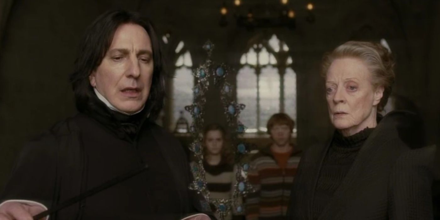 Snape ve McGonagall, Harry Potter'daki lanetli opal kolyeyi inceleyin