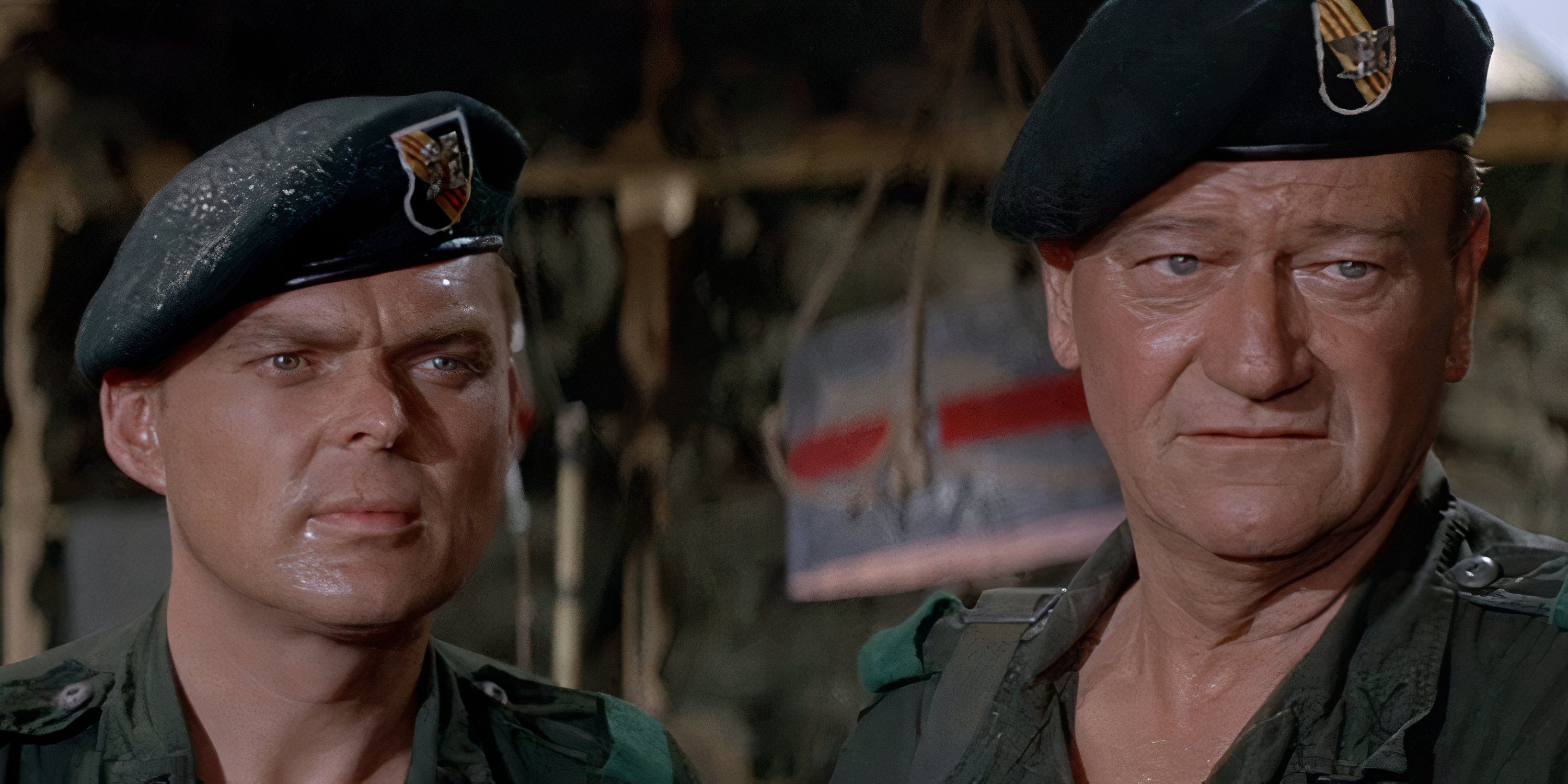 John Wayne e outro soldado olham à frente em The Green Boins (1968)