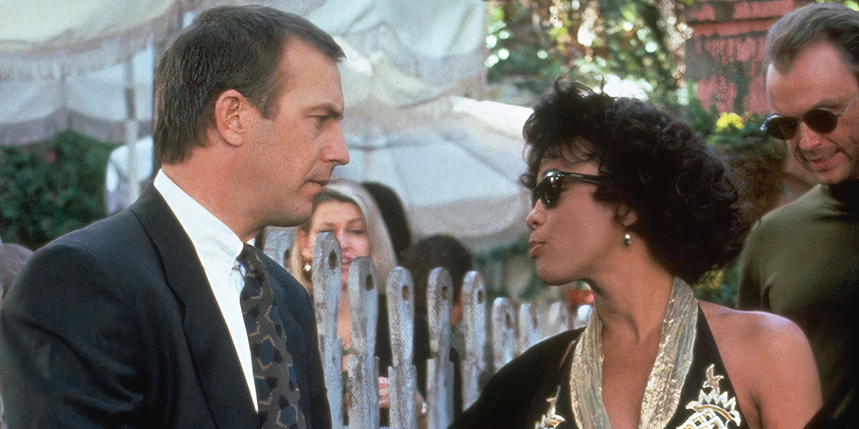 Kevin Costner e Whitney Houston se olhando em The Bodyguard