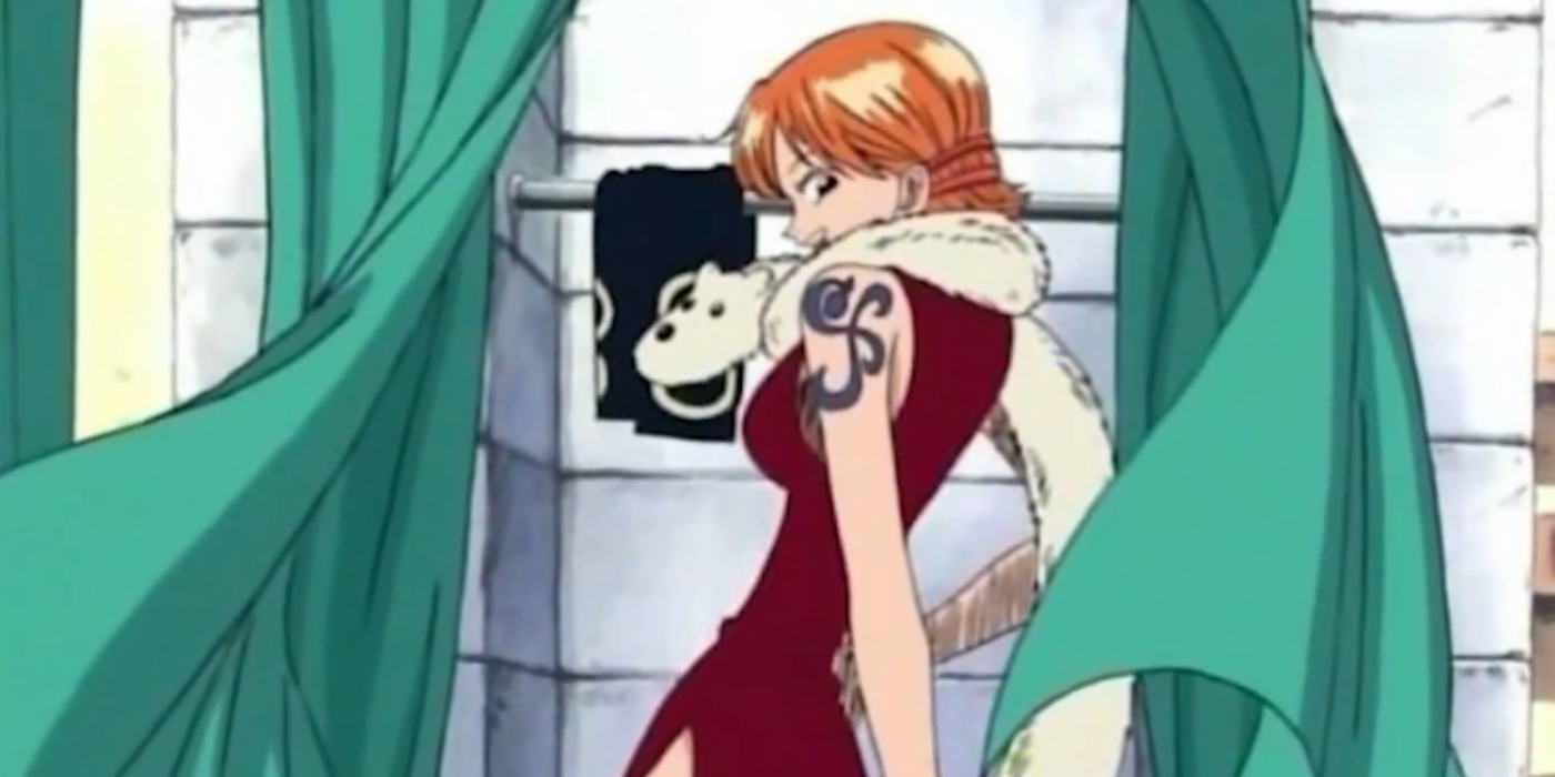 Nami, One Piece'in Loguetown arkı sırasında alışveriş yaparken kırmızı bir elbiseyle poz veriyor.