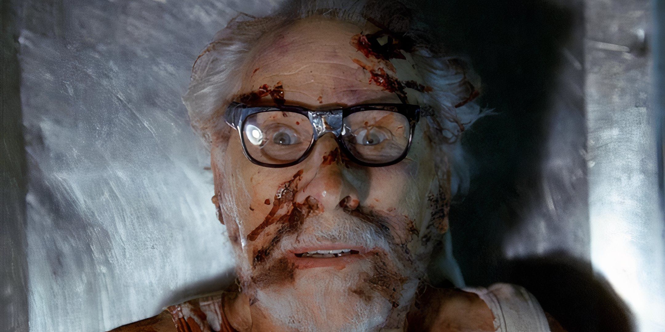 Un plano aéreo de Nate con gafas de cinta viéndose angustiado en la mesa de metal en el episodio Legacy de Criminal Minds