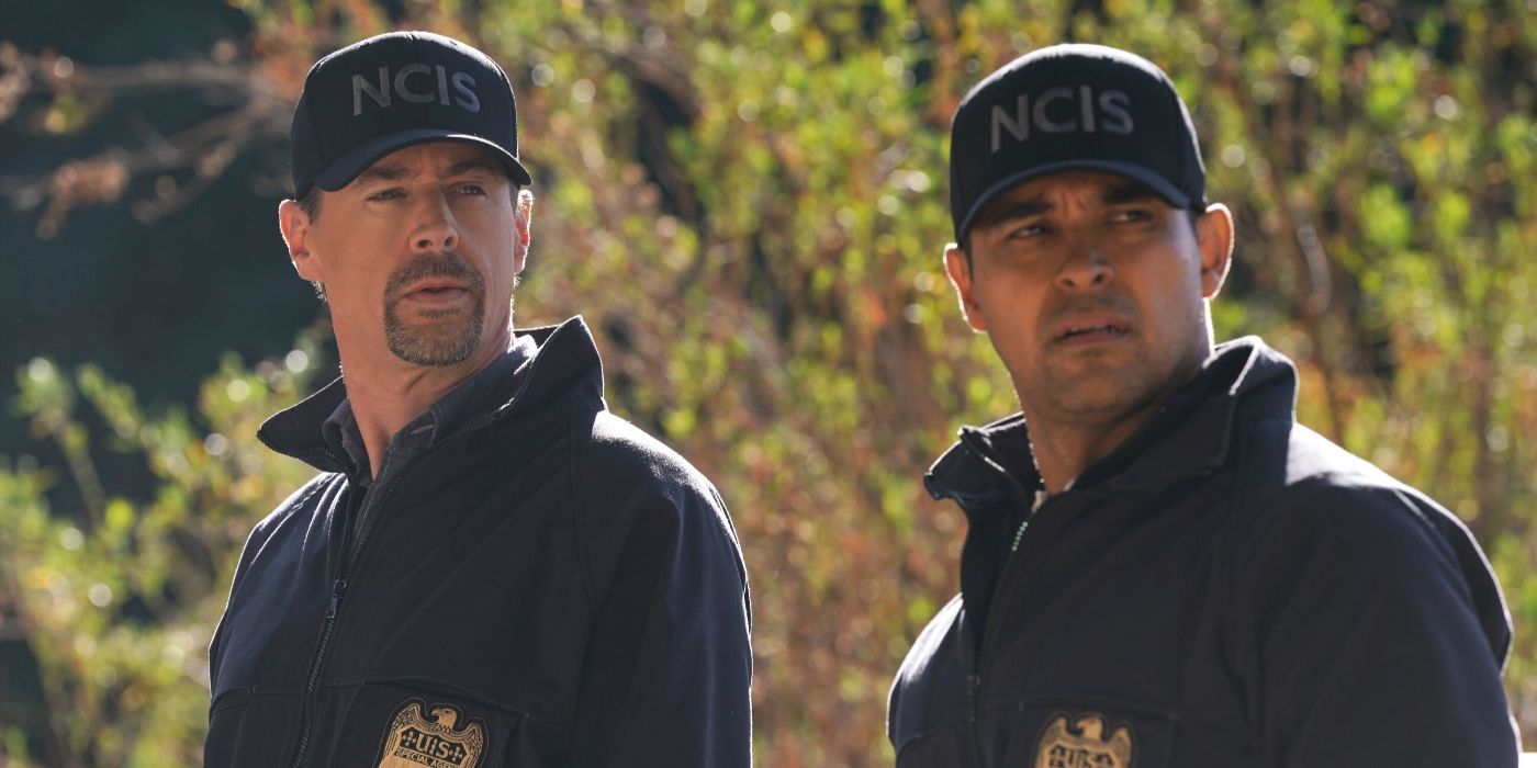 McGee e Torres, ambos usando chapéus NCIS pretos e quebra -vento, olhando para a direita no NCIS