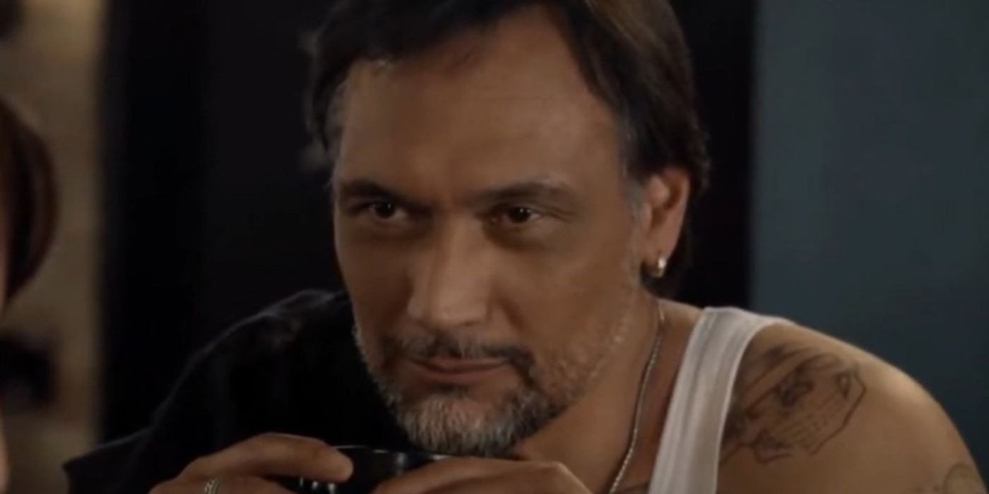 Nero Padilla (Jimmy Smits) parece contemplativo em filhos da anarquia.