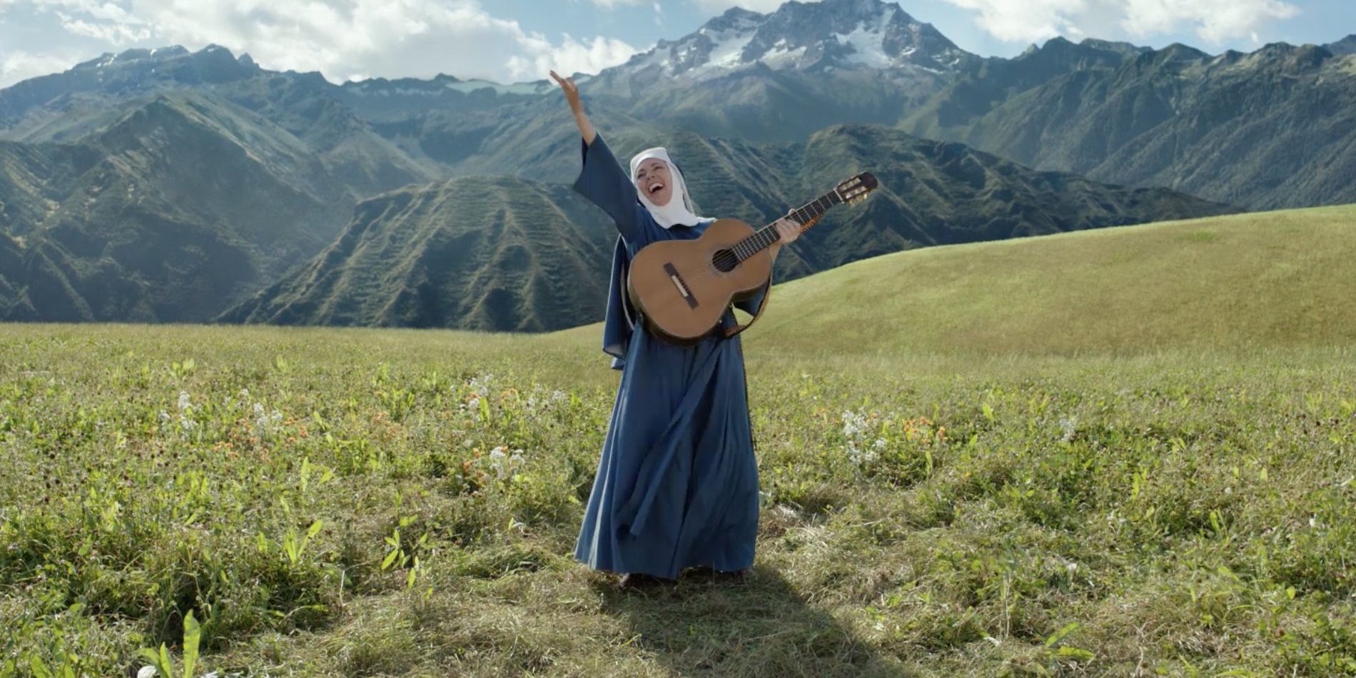 Rahip Anne (Olivia Colman) Rahibe Giyinmiş, Peru'daki Paddington'da bir tarlada gitar tutarak