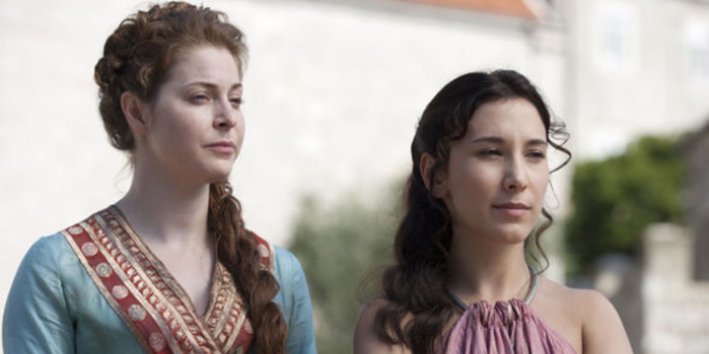 Ros ve Shae Game of Thrones'da yan yana duruyor