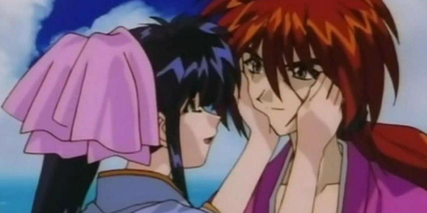 Karou sostiene la cara de Kenshin mientras la sonríe en el anime original de Rurouni Kenshin.