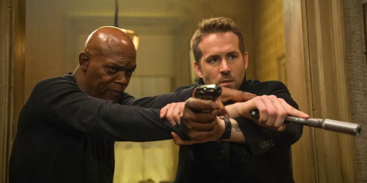 Ryan Reynolds y Samuel L Jackson sosteniendo armas en el guardia del sicario