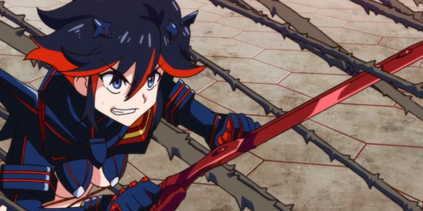 Ryuko Matoi Kill La Kill'de savaşırken sırıtarak.