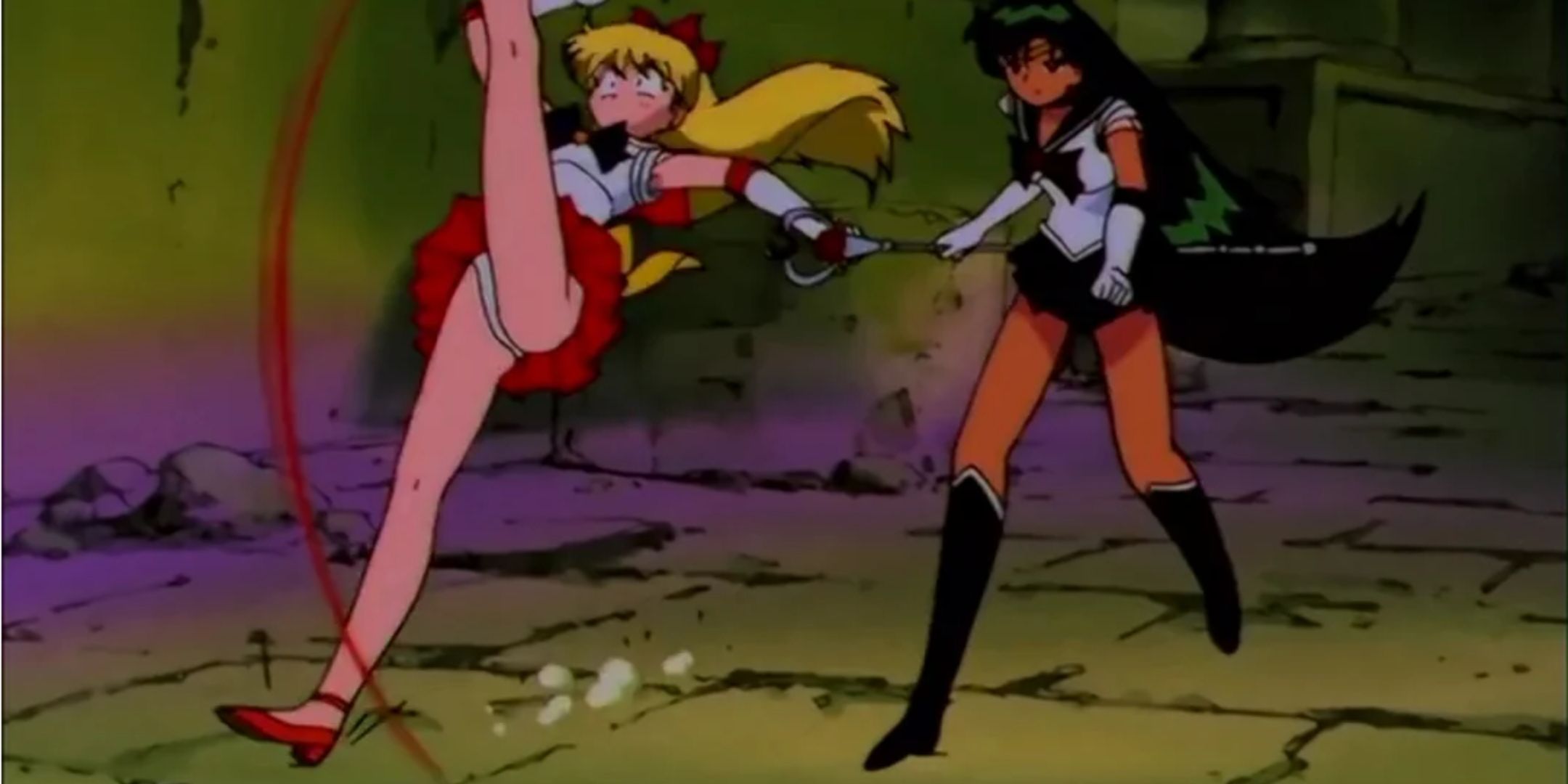 Sailor Venus viaja enquanto corre com Sailor Plutão no anime Sailor Moon