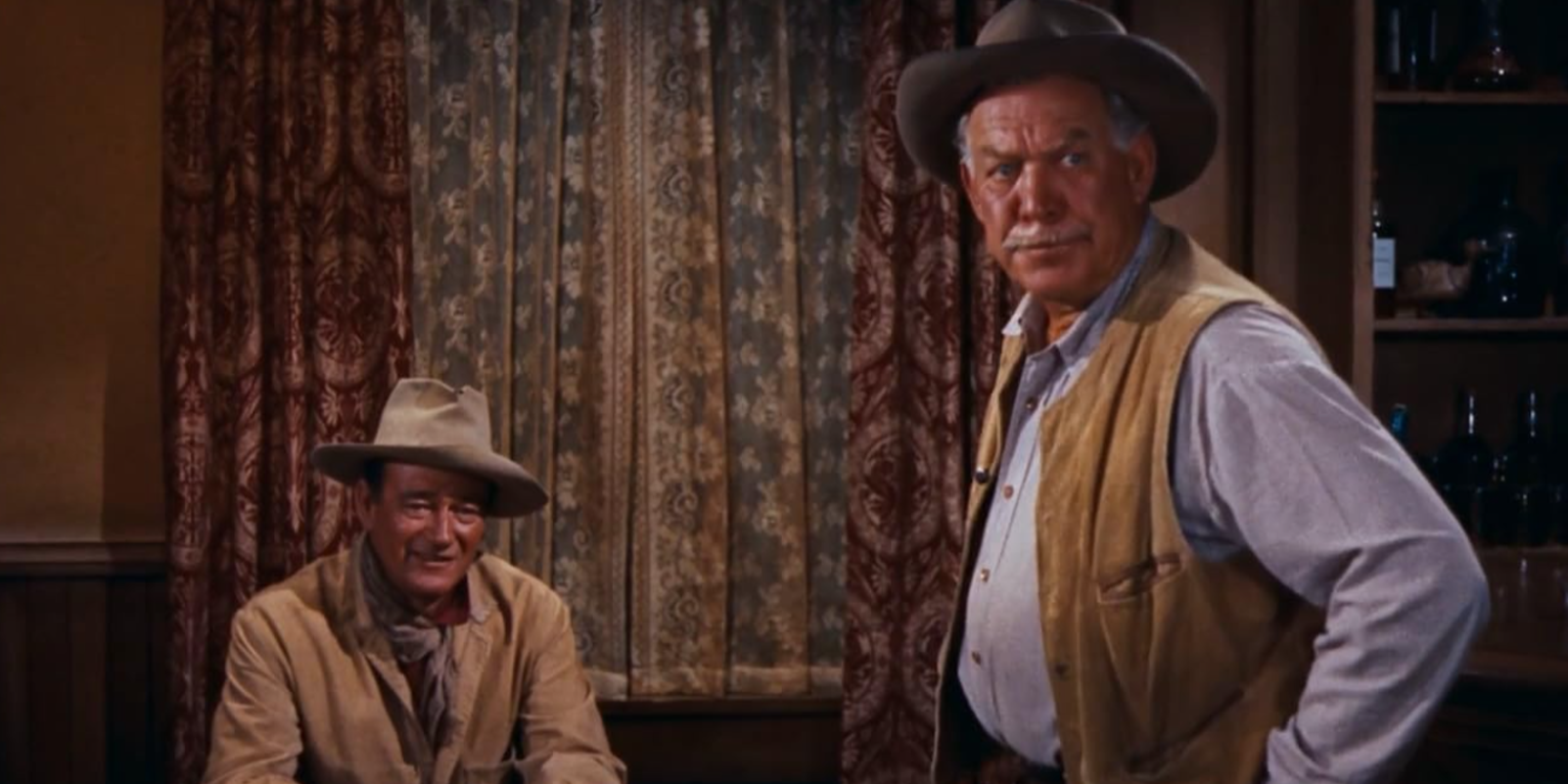 Wayne (oturma) ve Bond (ayakta) Rio Bravo'da.