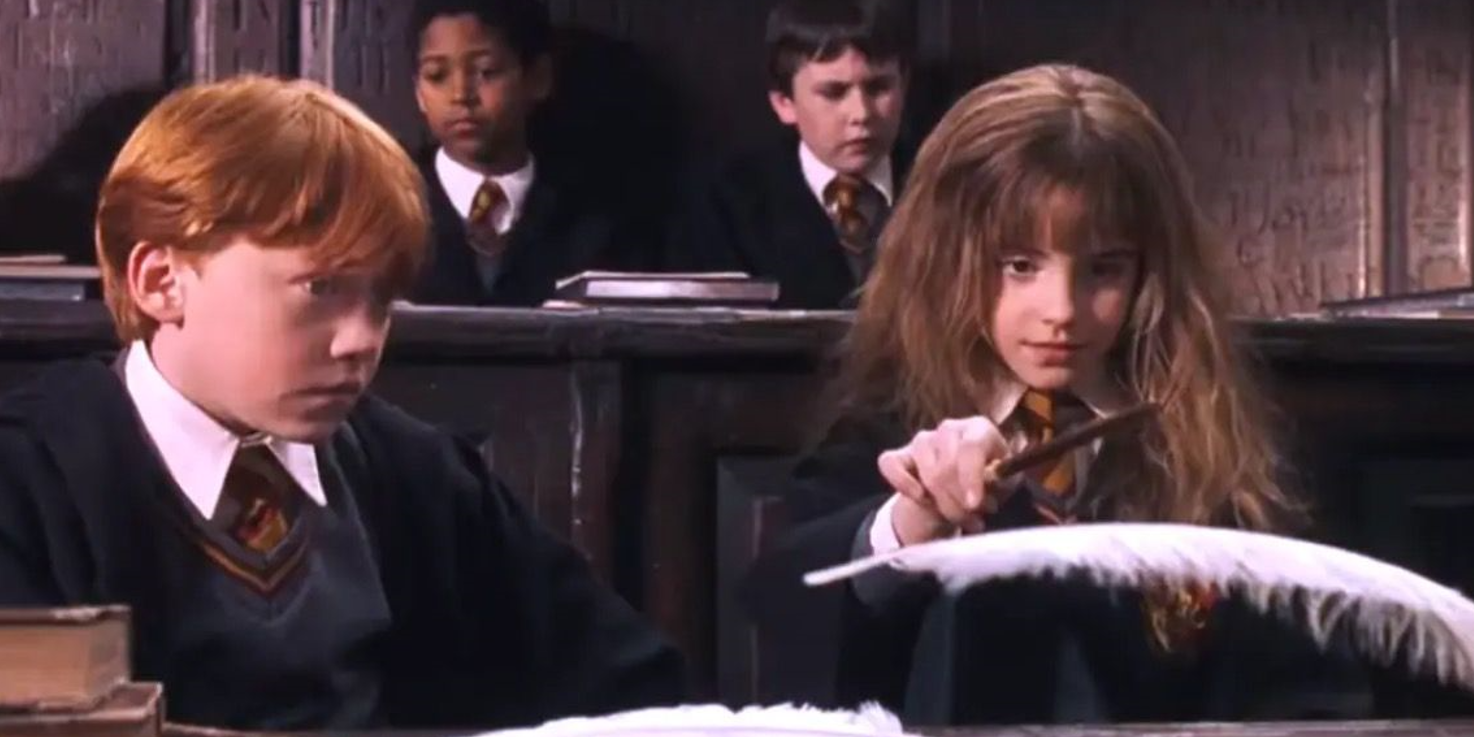 Ron Weasley ve Hermione Granger, büyücünün taşında Wingardium Leviosa'yı yayınladı.