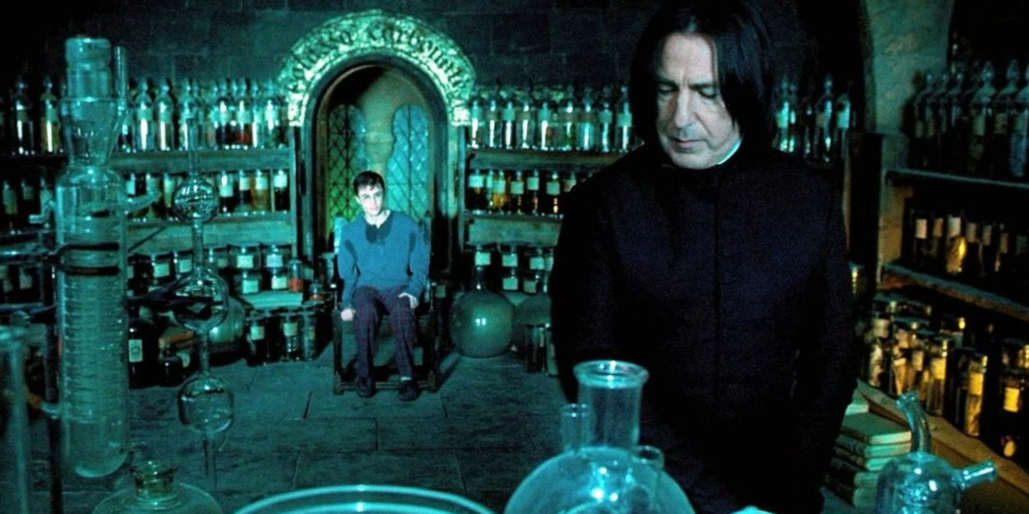 Profesör Snape, Harry Potter'a kendini Legilimenlere karşı savunmayı öğretmeye çalışır.