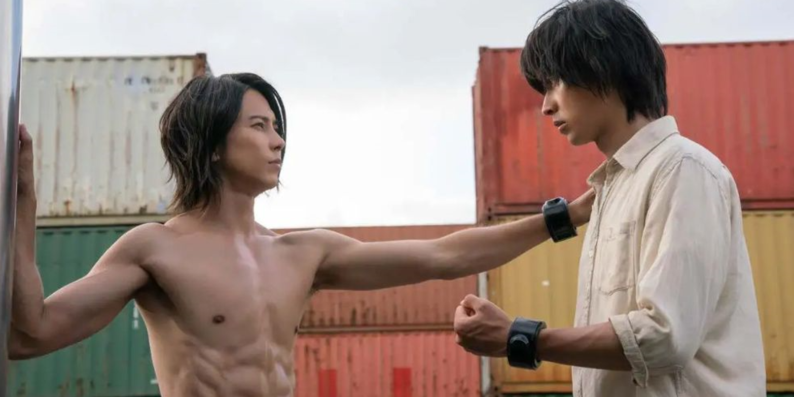 Two friends talk to each other in Alice in Borderland.
